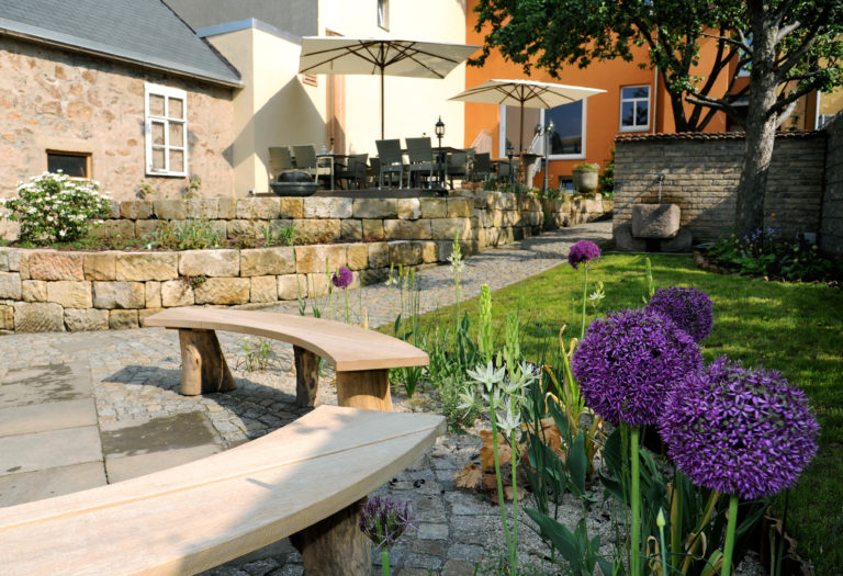 In unserem idyllischen Hinterhof versteckt sich eine grüne Oase – unser lauschiger Gastgarten. An lauen Sommertagen kann man hier zwischen rankenden Pflanzen, alten Bäumen und kleinen Wasserspielen relaxen oder auf der Terrasse speisen. Bestens geeignet für Ihre Feierlichkeiten in unser angrenzenden „Fischerstube“.