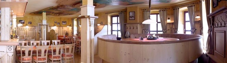 Goldener_Stern_Frauenstein_Restaurant_runder_Tisch